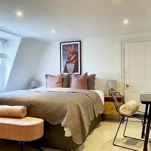 Ideally Located 2 Bedroom Luxury Apartment Bath